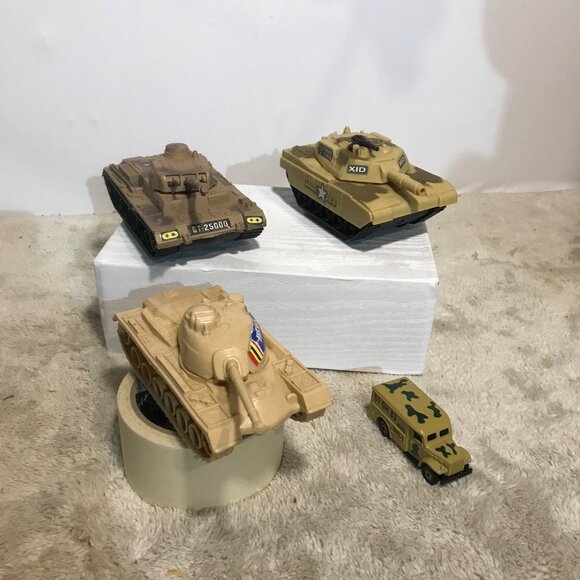 Set Of 3 Military Tanks & 1 Army Ambulance 1:72 Scale Toy Models Tan Plastic - Picture 2 of 16